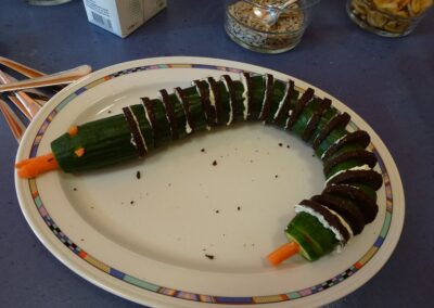 Gurkenschlange auf dem Frühstücksbuffet