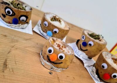 Kartoffelgesichter mit Kressehaaren