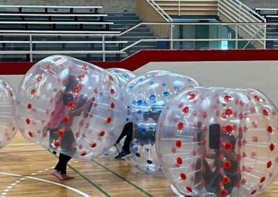Mit Bump Balls in der Turnhalle