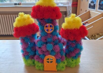 Buntes Schloss aus Klettbällen
