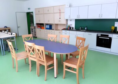 Gruppenraum der Schulbetreuung mit Küchenzeile