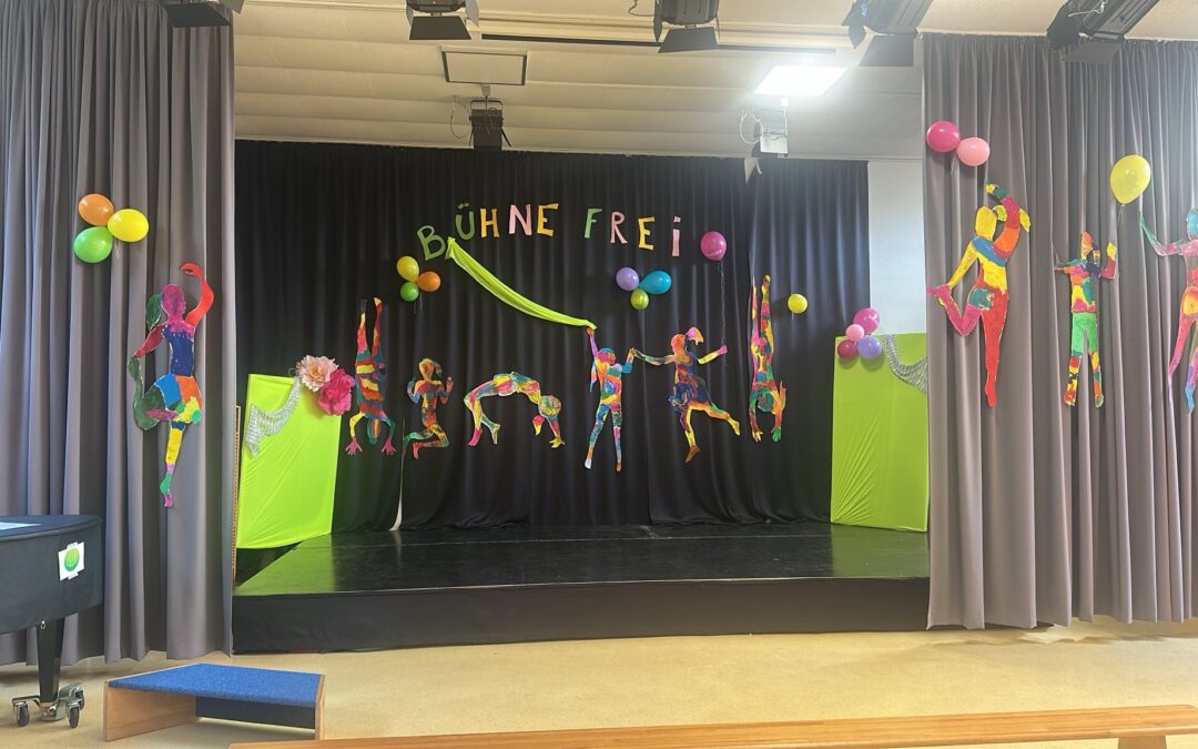Ferien in der Vinhovenschule: Unser Bühnenbild entsteht
