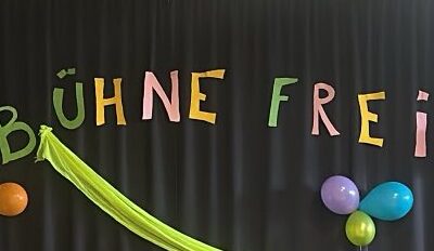 Ferien in der Vinhovenschule: Unser Bühnenbild entsteht